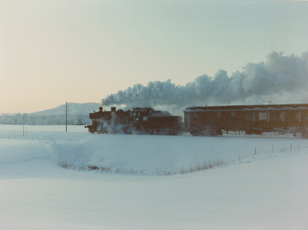 Damplokomotiv type 26c nr. 411 med godstog fra Kongsvinger til Elverum