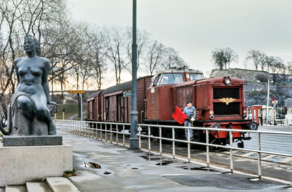 Diesellokomotiv Di 2 nr. 847 med godstog til Filipstad på Rådhusplassen på Havnebanen