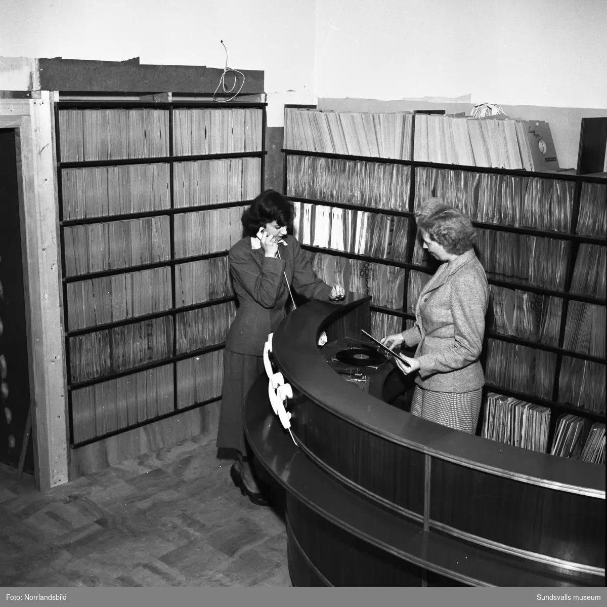 Nya skivbaren där man fick lyssna på grammofonskivor i en slags telefonlur hos Luxor Radio TV på Köpmangatan.