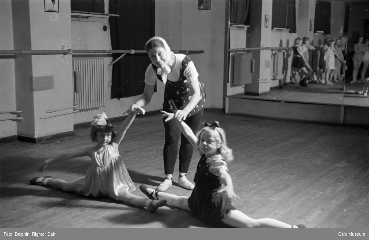 Rita Tori ballettskole, interiør, jenter, elever, kvinne, ballettpedagog, speil