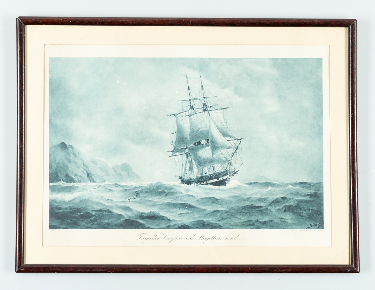 Litografi efter oljemålning av Jacob Hägg som framställer fregatten Eugenie under sin världsomsegling 1851-53. Målningen visar fartyg under segel i grovt väder i Magellans sund.