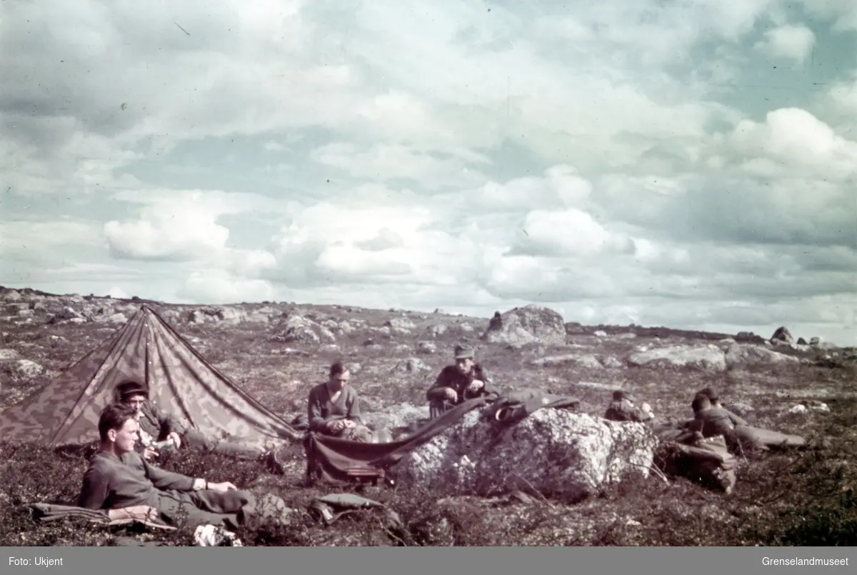 Fiskerhalsfronten eller Litzafronten. Juli 1941 - oktober 1944. Soldater ved en leirplass