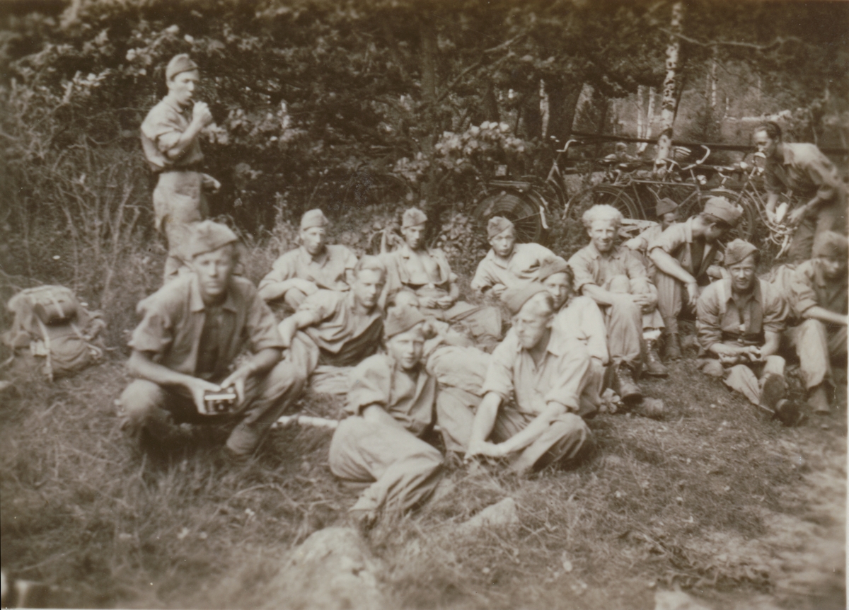 Fra den norske forlegningen i Berga i Sverige, 1944. Foran til venstre (sittende på huk) er Harry Schjølberg fra Røros. Den som står bak med pipa er Kristiansen fra Stabekk. Eilert Pedersen sitter foran til høyre.