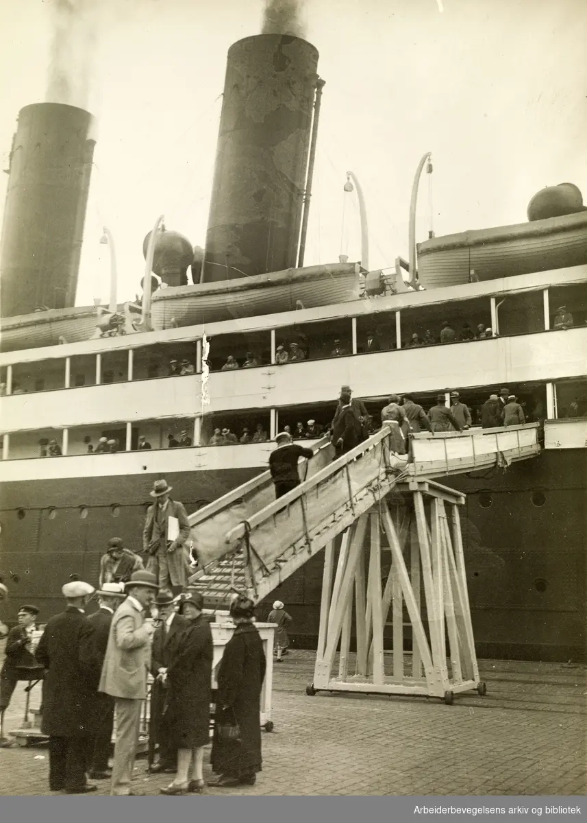 SS Frederik Vlll (Skandinavien-Amerika linien) i Oslo havn. Passasjerer..Skipet, som var i trafikk i årene 1913 - 1939, ble mye benyttet av norske emigranter på vei til til USA.