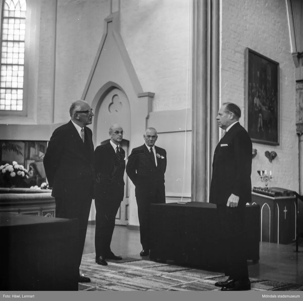 Utdelning av minnesgåvan vid pappersbruket Papyrus 75-årsjubileum. Mölndals kyrka, 31/10 1970.
