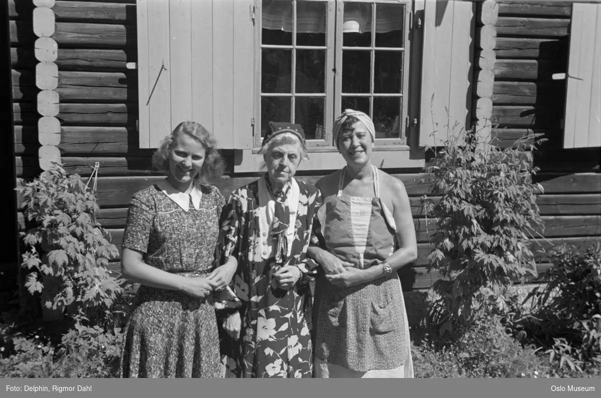 "Ut i solen-stua", kvinner, stående halvfigur, hage, tømmerhus