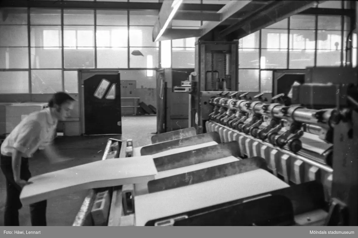 Man i arbete vid maskin på pappersbruket Papyrus, hösten 1970.