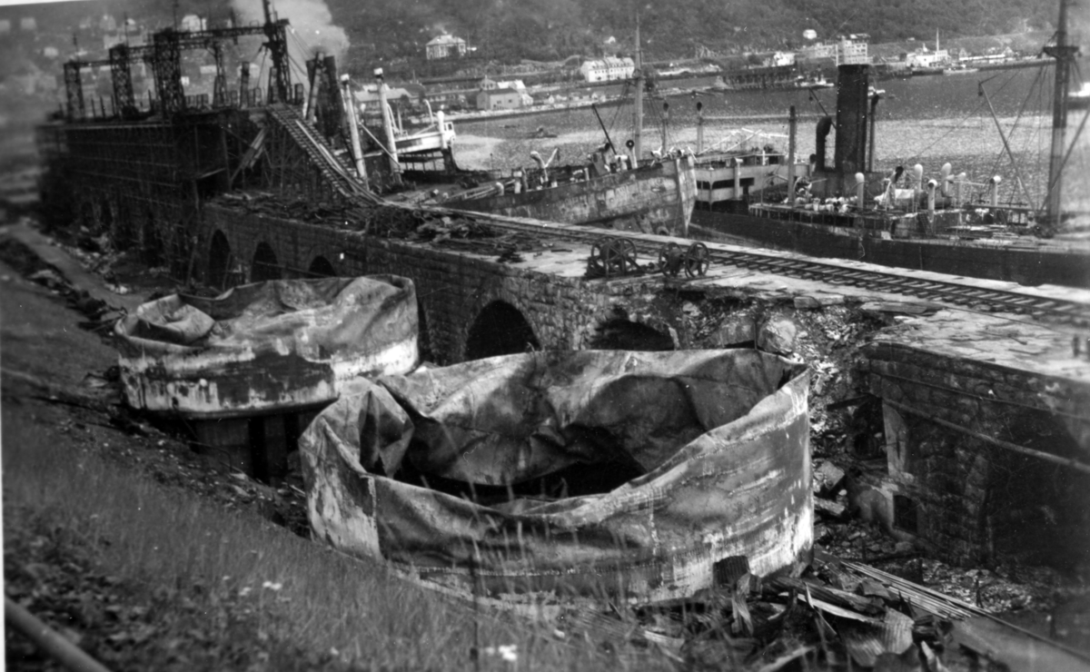 Ødelagte oljetanker ved kaia i Narvik.