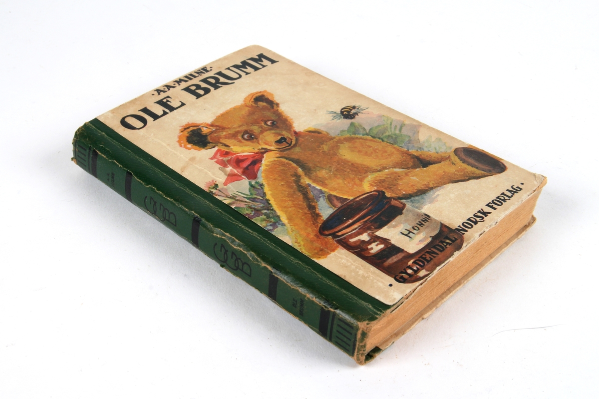 Innbundet barnebok med illustrasjoner tegnet av Ernest H. Shepard.