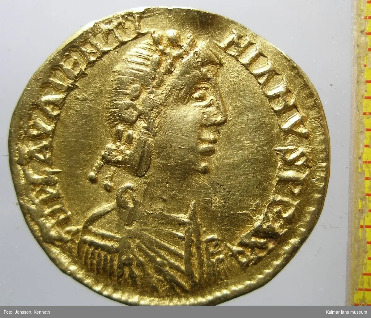 KLM 24706 Mynt, solidus, guld. Myntet präglat i Ravenna för Valentinianus III (425-455 e.kr.) Bestämning: F 78 (platell).