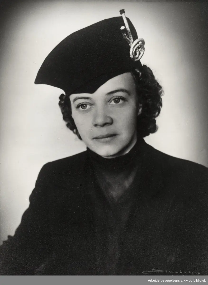 Åsta Holth (1904-1999). Forfatter.