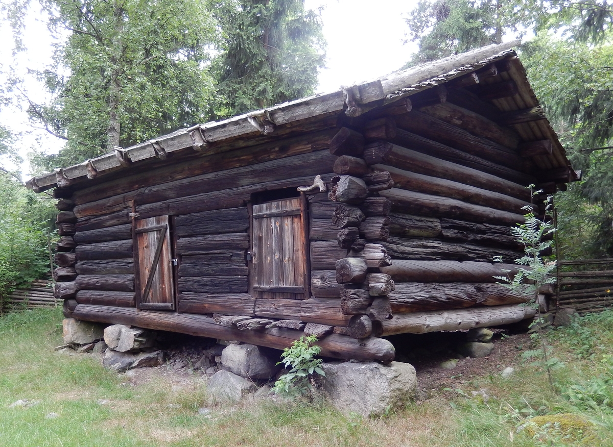 Logen på Finngården är timrad i en våning och med en ingång vardera till tröskloge respektive sädeslada. Taket är ett sadeltak, med tätskikt av näver och takved av kvartsklovor som håller nävern på plats.

Logen kommer från Pojkansana gård i Vittjärns by, Lekvattnets socken i Värmland och har daterats till 1671 utifrån inskriptioner i byggnaden. Logen flyttades till Skansen under åren 1902-1904.
