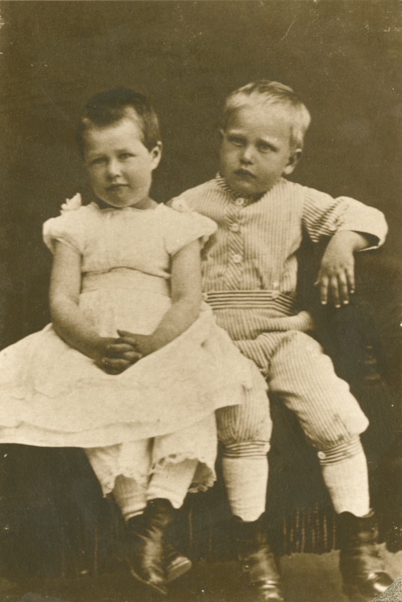 Tvillingene Christian og Petra Anker Bachke fotografert i 1878.