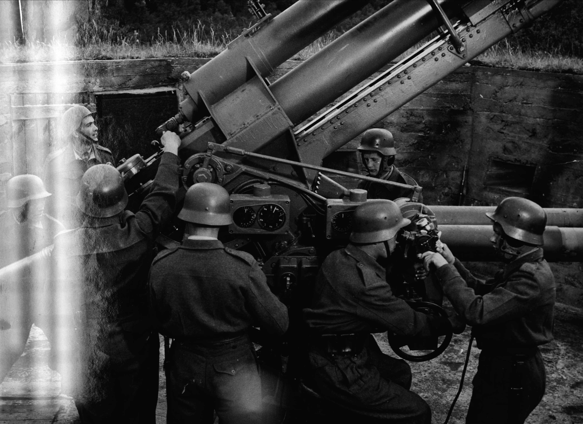Soldater med 88mm luftvernkanon på Trondenes.