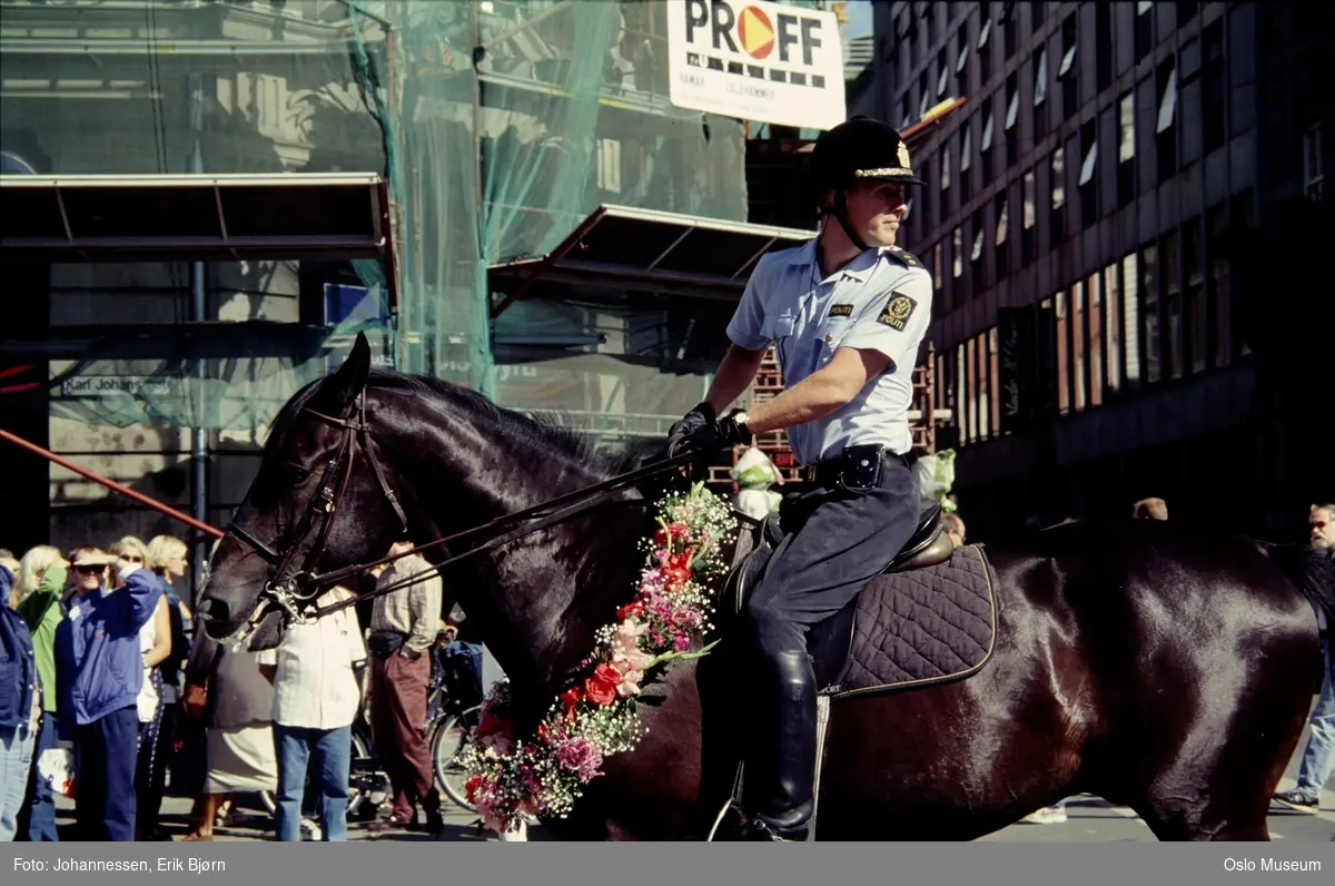 opptog, ridende politi, hest, blomsterkrans, mennesker, Hotel Nobel