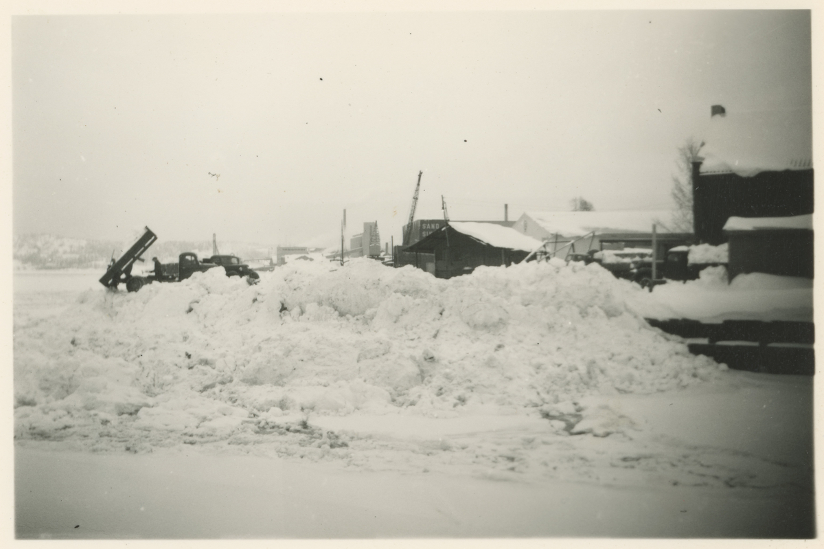 Vinterbilde fra mars 1954.
Snøtømming i kanalen.