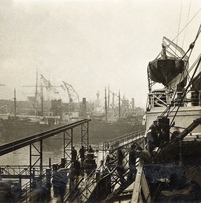 Foto från hamnen i Göteborg, med fartyg, kranar m.m. 
Vid fotot text: " - Göteborg - ".