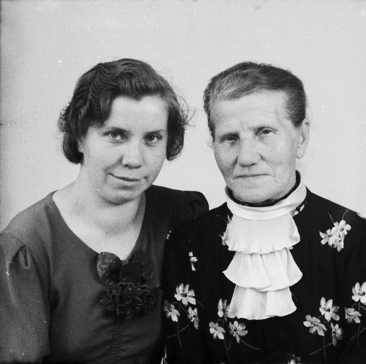 Ateljéporträtt - Lina Eriksson och kvinna, Östhammar, Uppland