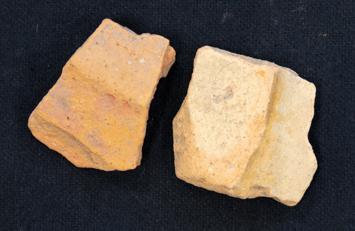 Fragment av bottendelen av en skål av lergods. Rödgul fragmentarisk glasyr.

Funnen i anläggning S16.
Grävningsledaren ändrade sedan anläggningsbeteckningen i grävrapporten till K16.
Fynden kommer från en arkeologisk utgrävning/schaktövervakning av Brätte 1:8 ledd av Oscar Ortman 2018.