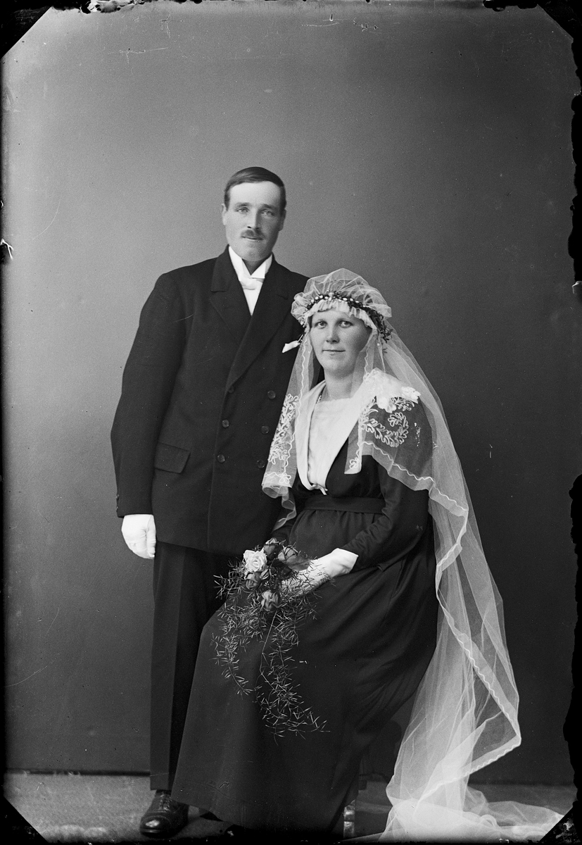 Brudparet Mattsson från Tranvik, Singö socken, Uppland 1923