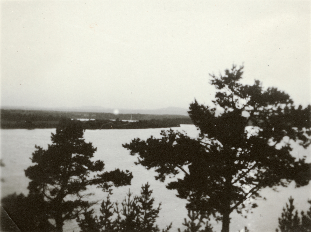 Text i fotoalbum: "1936. Aug. Med Arntz på inspektion av Int 3 nordväst Boden. Stämningsbilder från Luleälv".