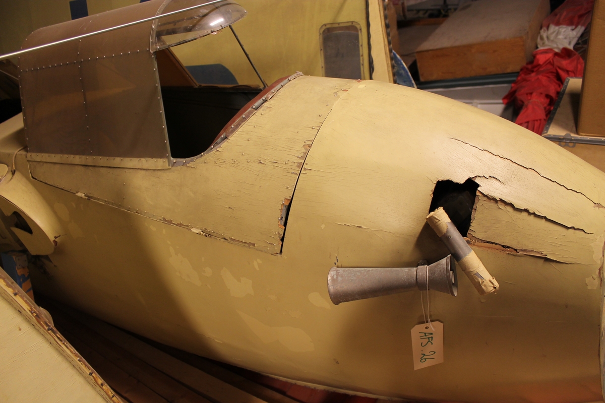 Segelflygplan i demonterat och orestaurerat skick. Komplett men utbytt vinge som ursprungligen har suttit på en annan Kranich (8216), registreringsbokstäverna tillhör denna individ.