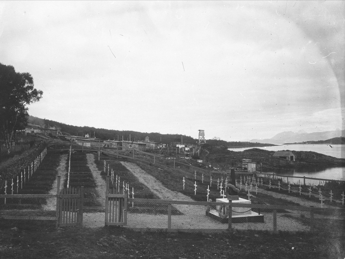 Kirkegården for sovjetiske krigsfanger, med fangeleiren i bakgrunnen.
