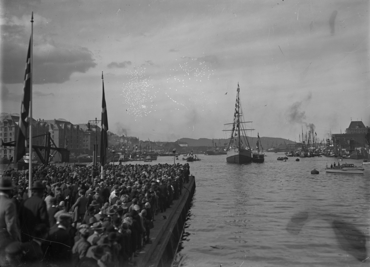 Fram ankommer Bergens havn.