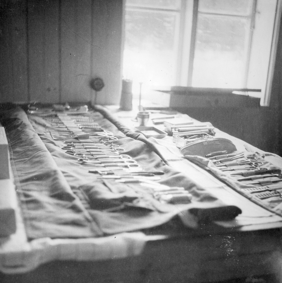 Kirurgiska instrument tillhörande sjukvårdsutrustning vid F 11 Södermanlands flygflottilj, 1945.

Ur fotoalbum "Sjukvårdsskolan 15/1-15/3 1945" från F 11.