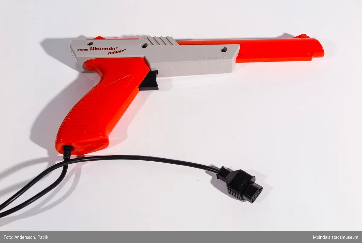 NES Zapper är en pistolformad ljuspistol till Nintendo Entertainment System. Med hjälp av Zapper kan spelaren skjuta på skärmen i exempelvis spelet Duck Hunt.

Zapper bestod rent tekniskt av ett pistolliknande föremål i plast med en avtryckare och en pipa i vilken en fotocell är monterad. När användaren trycker på avtryckaren svarar spelet med att under en mycket kort tid (cirka 40 millisekunder) låta spelbildens skottkänsliga områden blinka till på ett sätt så att pistolens fotocell kan reagera. Pistolen kan då skicka tillbaka en signal till basenheten som räknar ut var ljuspistolen riktades i skottögonblicket. På så sätt är det möjligt för spelet att avgöra om målet träffades eller inte. 

Enheten är beroende av den äldre, linje-baserade TV-tekniken, och fungerar inte med moderna TV-apparater och projektorer.