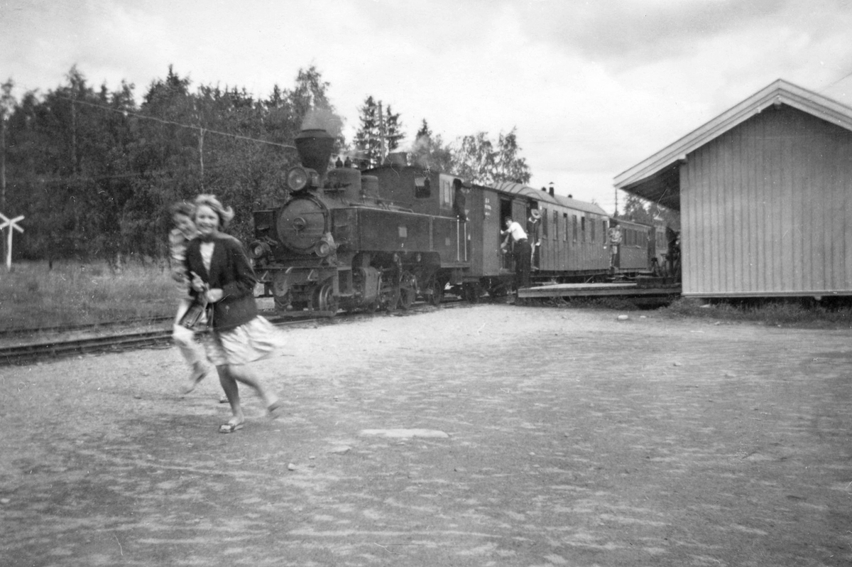 Damplokomotiv XXIXb nr. 7 PRYDZ på Fosser stasjon med tog til Skulerud