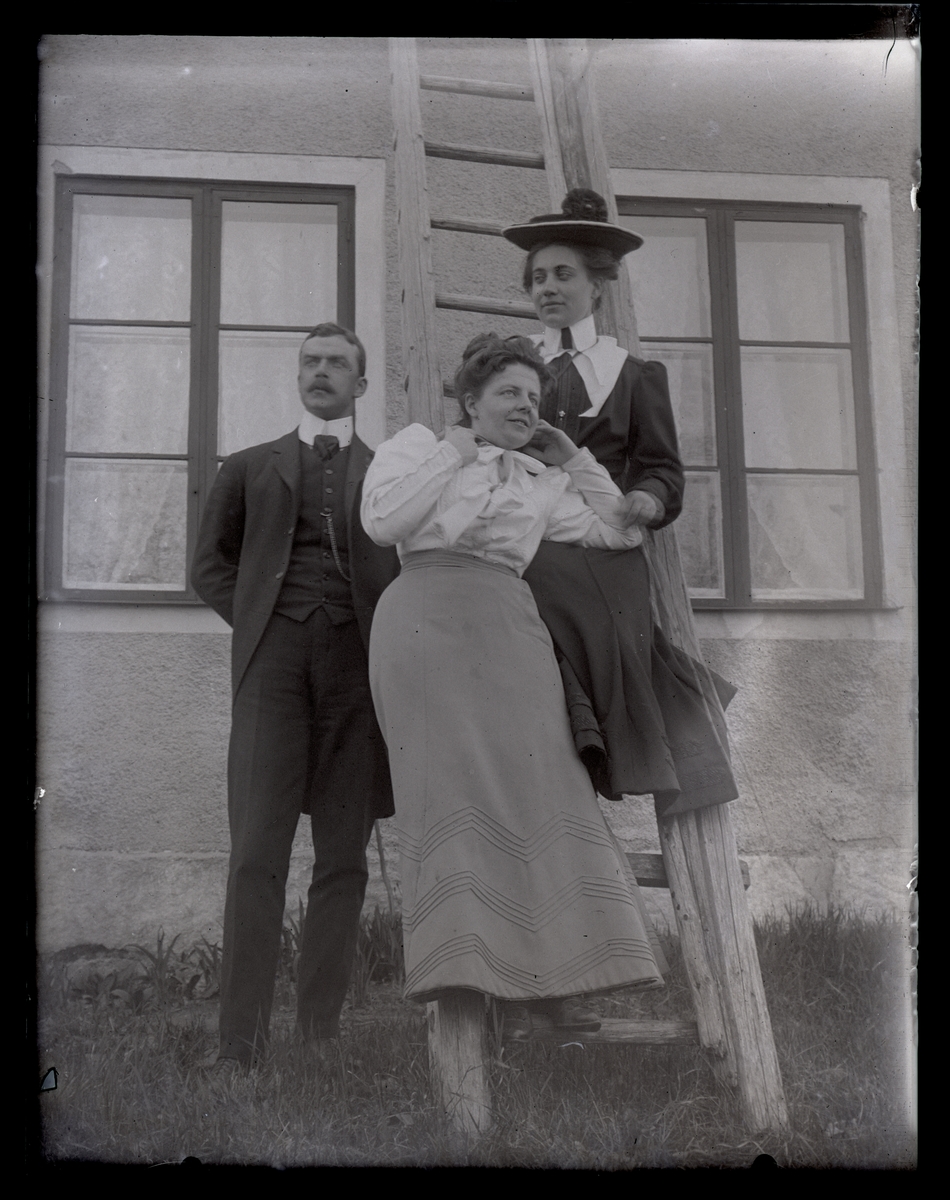Grupporträtt, två kvinnor och en man, Lillhärad ca 1910.