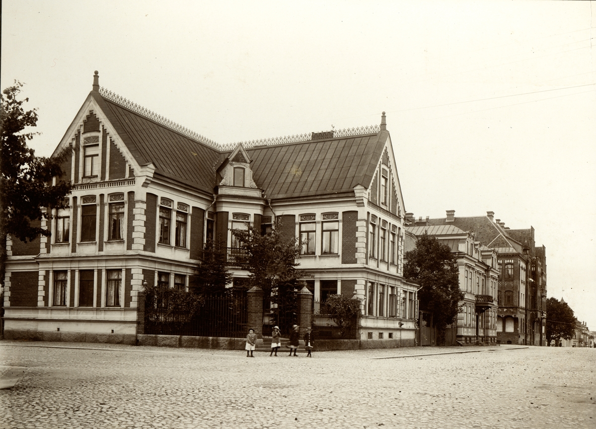 Flickor framför Quidingska huset på Södra Järnvägsgatan. Växjö, ca. 1912.