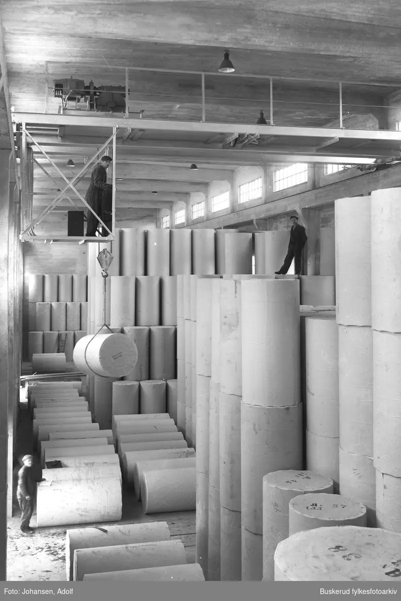 Hofsfos træsliperi og Papirfabrikk ble stiftet i 1872
Det store papirlageret på Hofsfoss i 1938