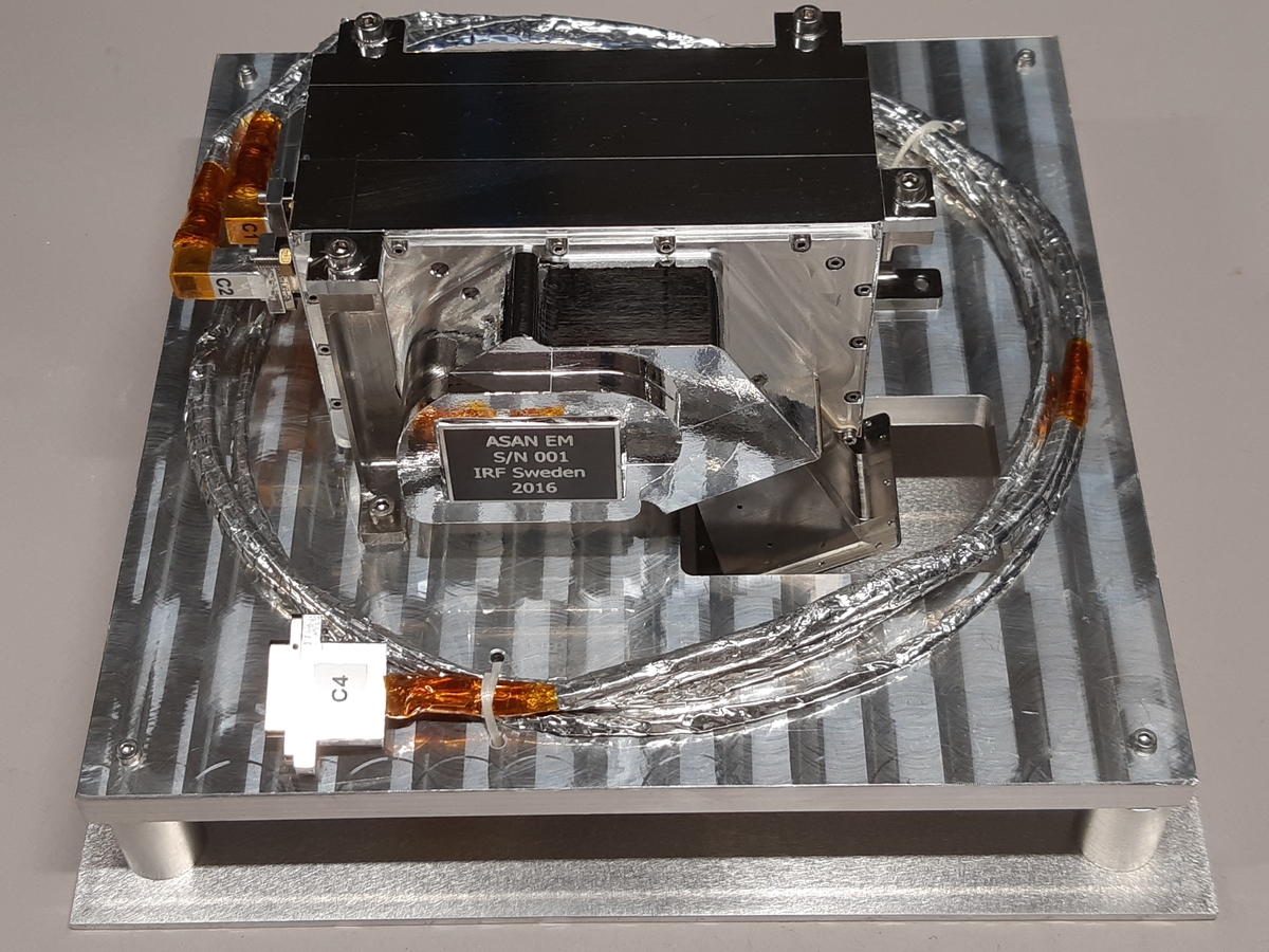 Instrument för mätning av hur strömmen av laddade partiklar från solen växelverkar med månytan, kallat "Asan" (Advanced Small Analyzer for Neutrals). Instrumentet märkt: " ASAM EM S/N 001 IRF SWEDEN 2016 ".
