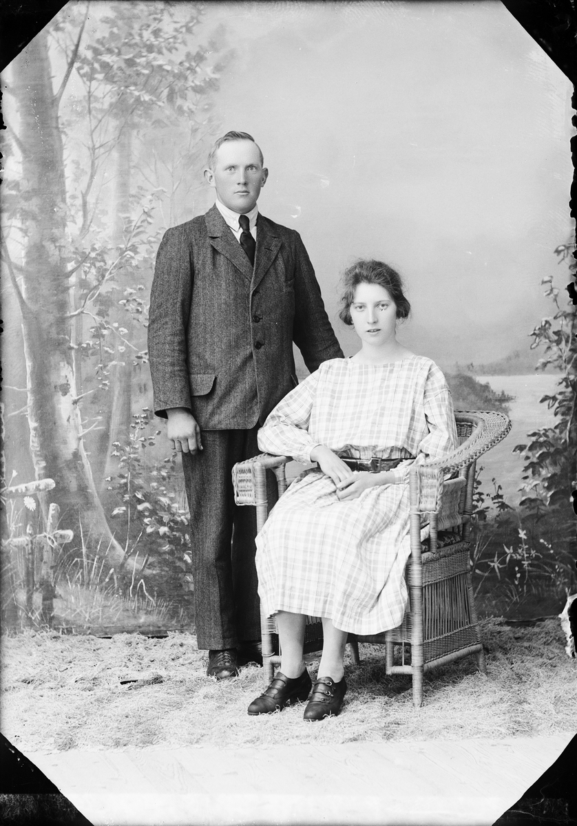Ateljéporträtt - kvinna och Ernst Almqvist från Harg socken, Uppland 1923