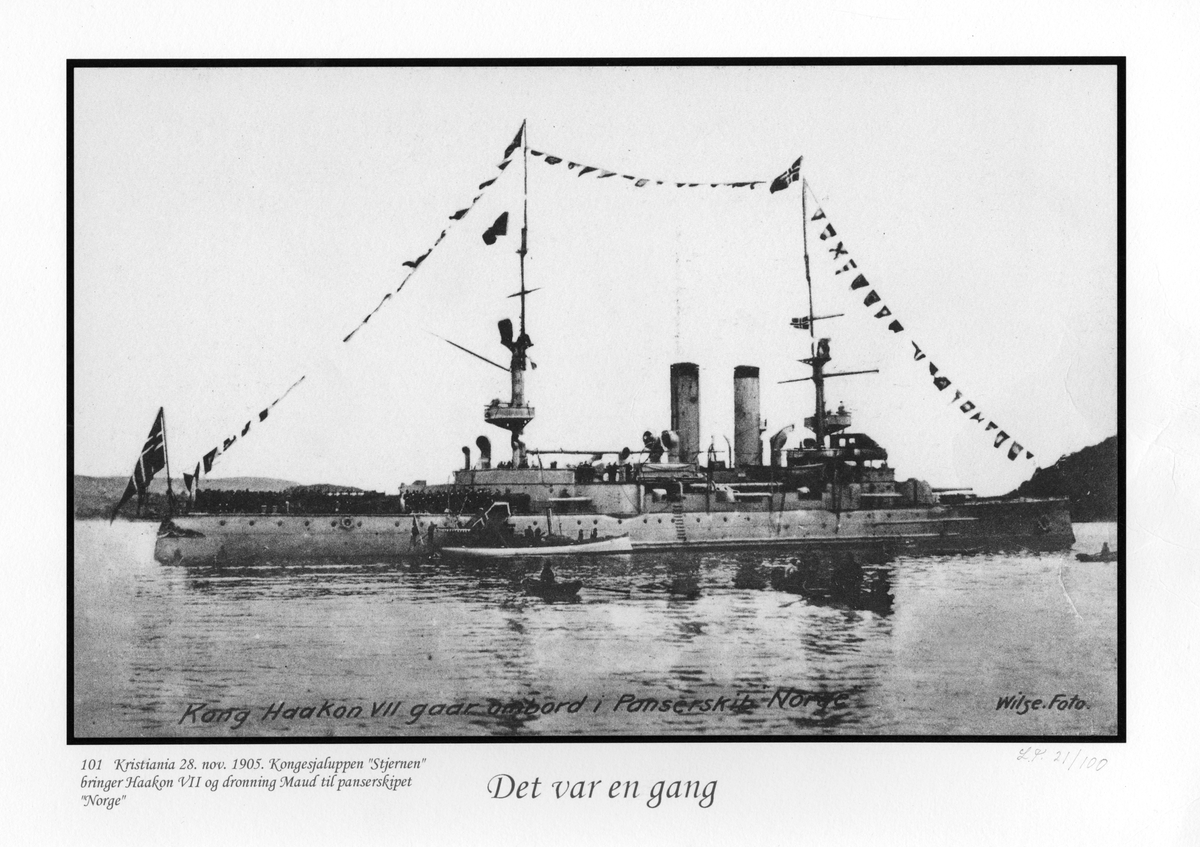Kong Haakon går om bord i panserskib Norge, Kristiania 28. november 1905. Tilfraktet av Kongesjaluppen Stjernen. Wilse 101.
