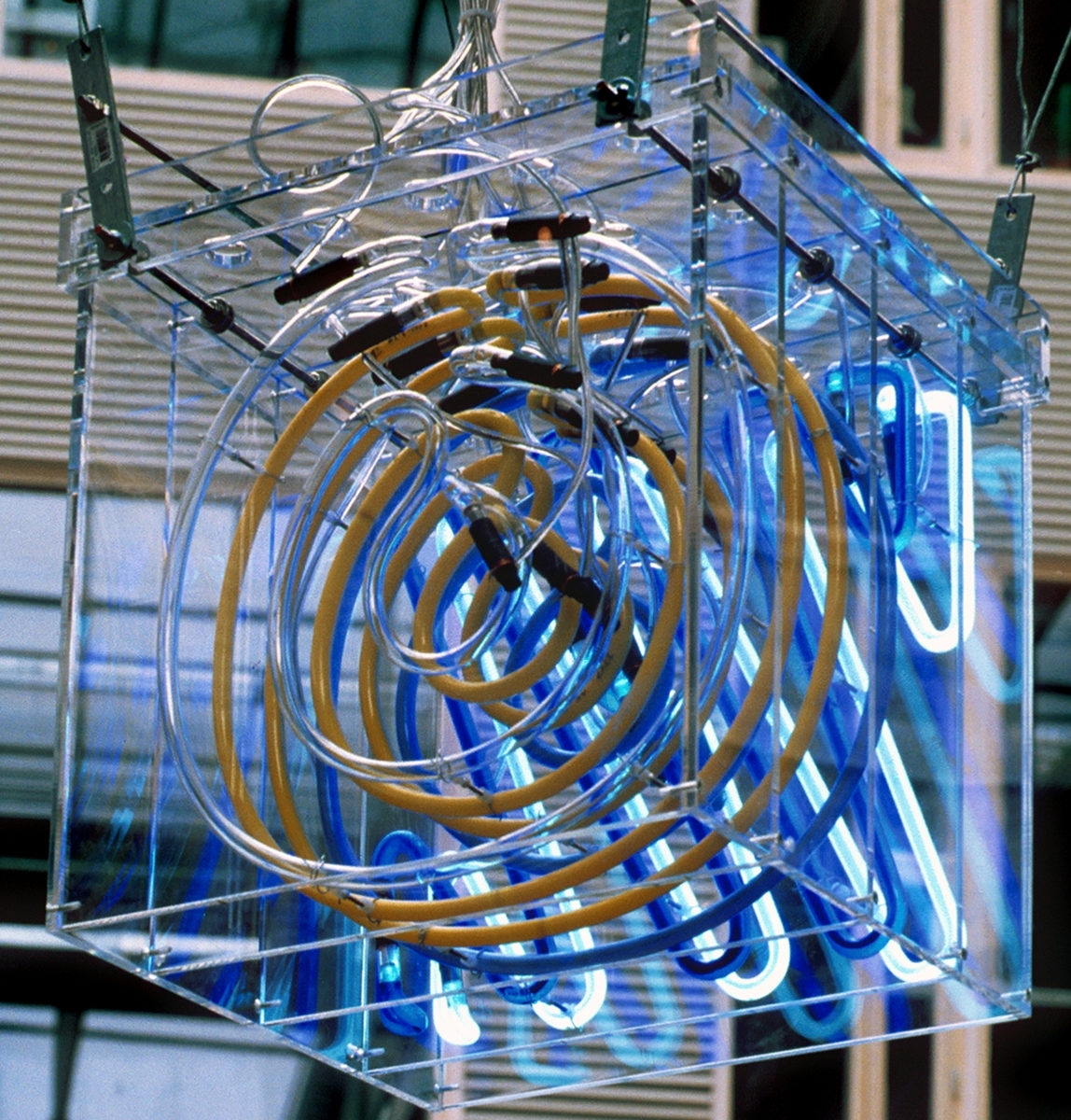 Billedhuggeren Carl Nesjar og komponisten Arne Nordheim har i samarbeid laget installasjonen Gilde på Gløshaugen som består av elektronisk lyd og lys. Kunsten er inspirert av byggets form og aktiviteten i bygget. Carl Nesjars lysinstallasjoner omfatter 7 kuber i plexiglass med 6 neonrør i hver. Nordheims lydinstallasjoner oppleves i samspill med Nesjars pulserende neonkuber og påvirkes av ulike faktorer som temperatur, vindhastighet, dagslys, regn og antall mennesker i bygget. Lydinstallasjonen er delt i ulike sekvenser og fordelingshastigheten av lyder rundt i bygget er bestemt av trafikken forbi tellerne. Jo flere mennesker som passerer tellerne innenfor et visst tidsrom, jo hurtigere forflytter sekvensene seg. Det er definert tre lag med lyd som har en egen romlig distribusjon, og er knyttet til en spesiell fargetone i Nesjars kuber.