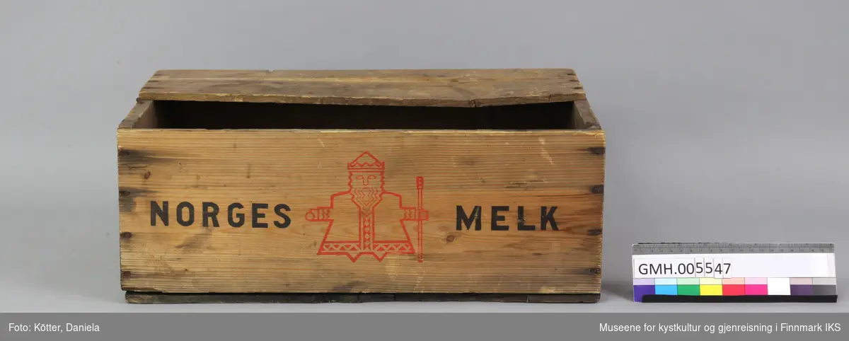 Kassen er laget av ubehandlet tre og snekret sammen av brede bord på sidene og to i bunnen. På toppen er det spikret to bord som utgjør halvparten av det opprinnelige lokket. Alle sidene har påtrykt tekst. På ene siden er det trykt står der «A/L Fellesmeieriet, Oslo, landets største bedrift i melkeprodukter».