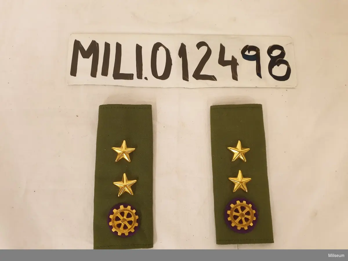 Axelklaffshylsor m/1968 till skjorta m/1968 för löjtnant vid Arméns tekniska kår.