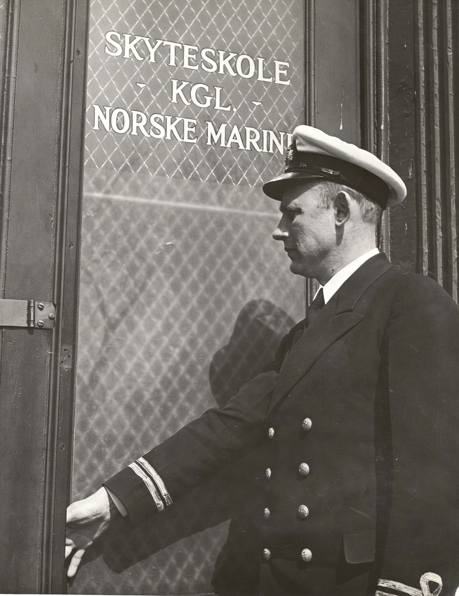 " Camp Norway", Lunneburg, Nova Scotia, " utskrevet løytnant ved inngangsdøren til skolen
