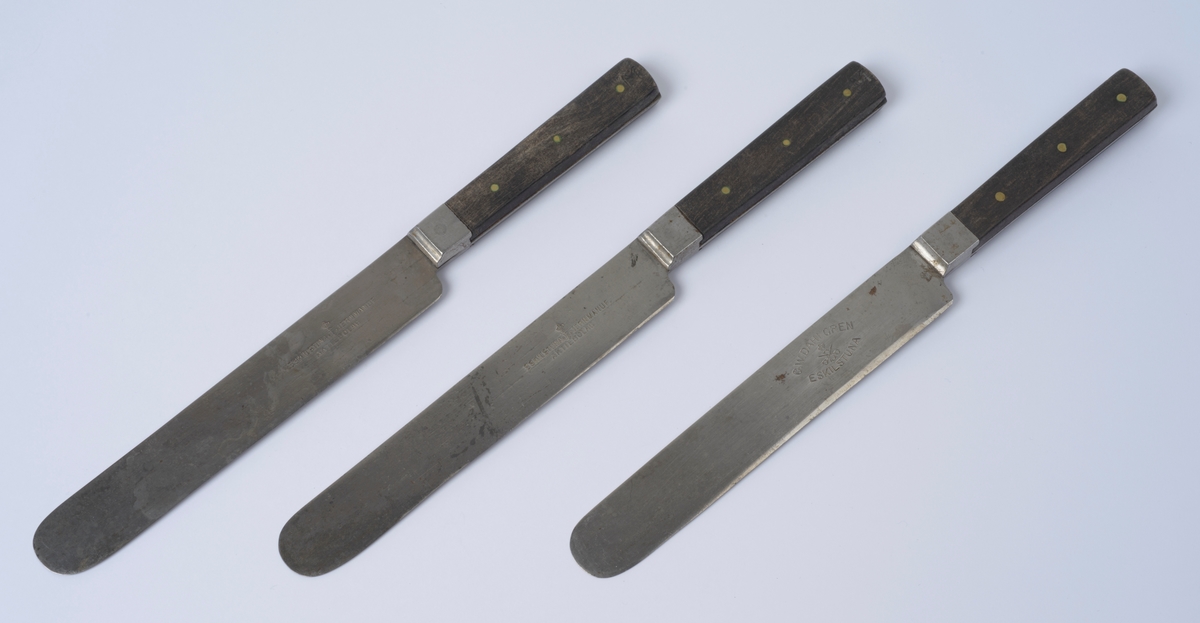 Bordkniver med stålgråe blad og svarte skaft. 