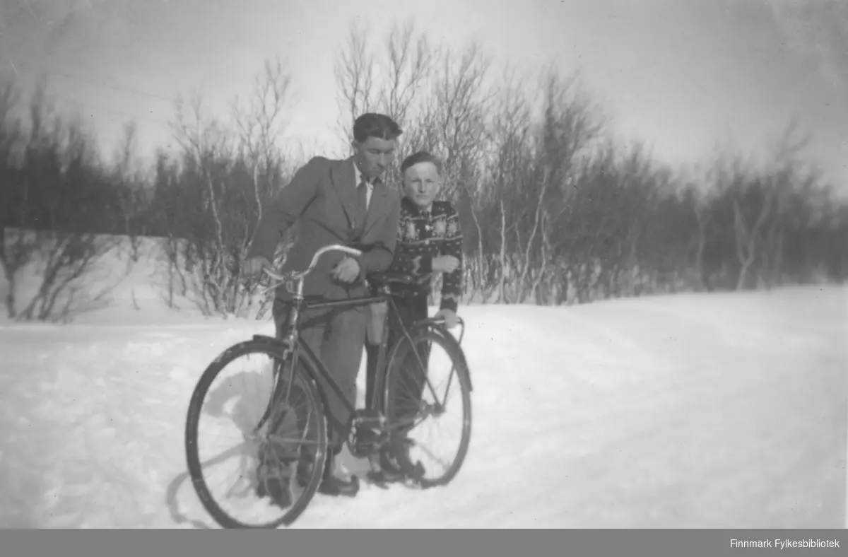 Martin Samuelsen og Alf Nilsen-Børsskog ved sykkelen. Alf Nilsen-Børsskog er i dette bildet rundt 13-14 år gammel, bildet er er fra ca. 1941-1942. Alf Nilsen-Børsskog var den første romanforfatteren som skrev på kvensk. Hans bøker sies å være en hyllest til kvenene og deres kultur.