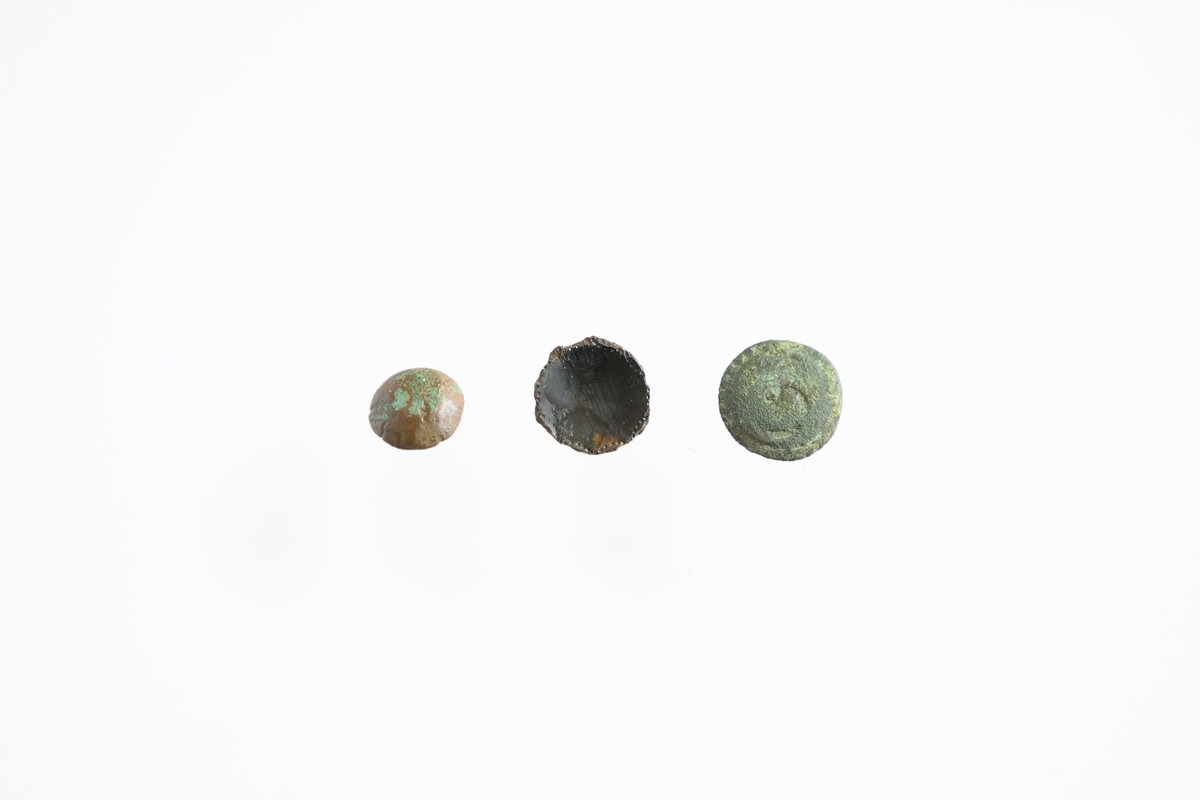 Tre knappar till klädedräkt av äldre typ. Möjligen 1500-tal.