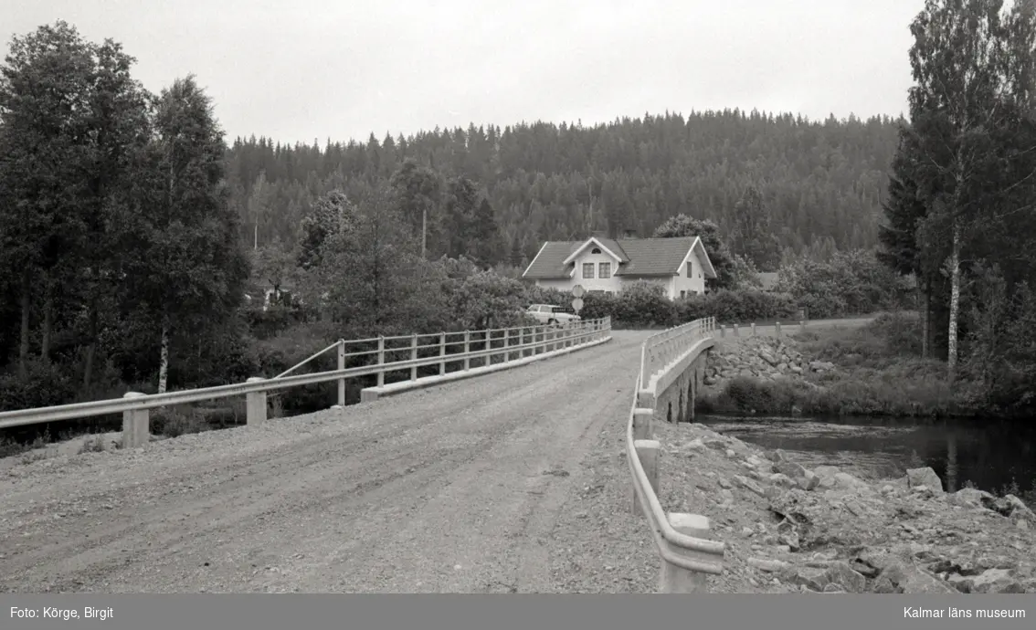 Bro över Silverån vid Nyebro i Vimmerby kommun. Foto, vägmiljö från sydväst (utan beläggning).