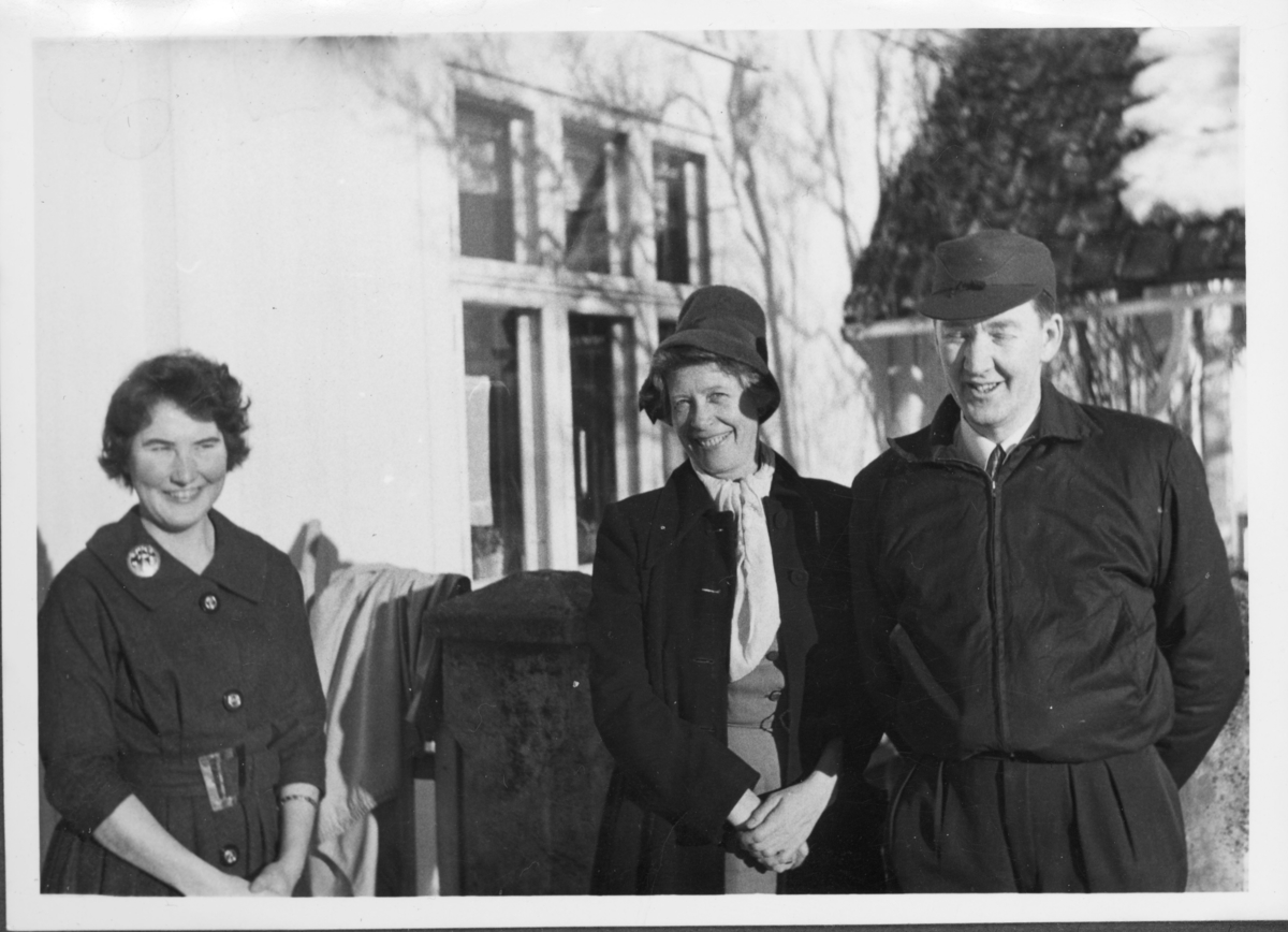 Treff i vårsola med, fra venstre, Else Solveig Omberg Hyggen og ekteparet Herborg Eriksen (opprinnelig fra Odda) og Henning Eriksen (opprinnelig fra Oslo), lektor på Øvrebyen videregående skole. Trolig 1960-tall.