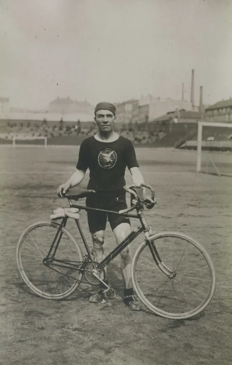 Syklisten Thomas Stryken, oppstilt med sykkel