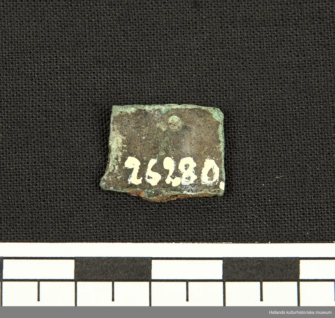 Bronsbeslag, fragmentariska, med ristad bladdekor.
Tidig medeltid.

Illustration: Se bild 4.