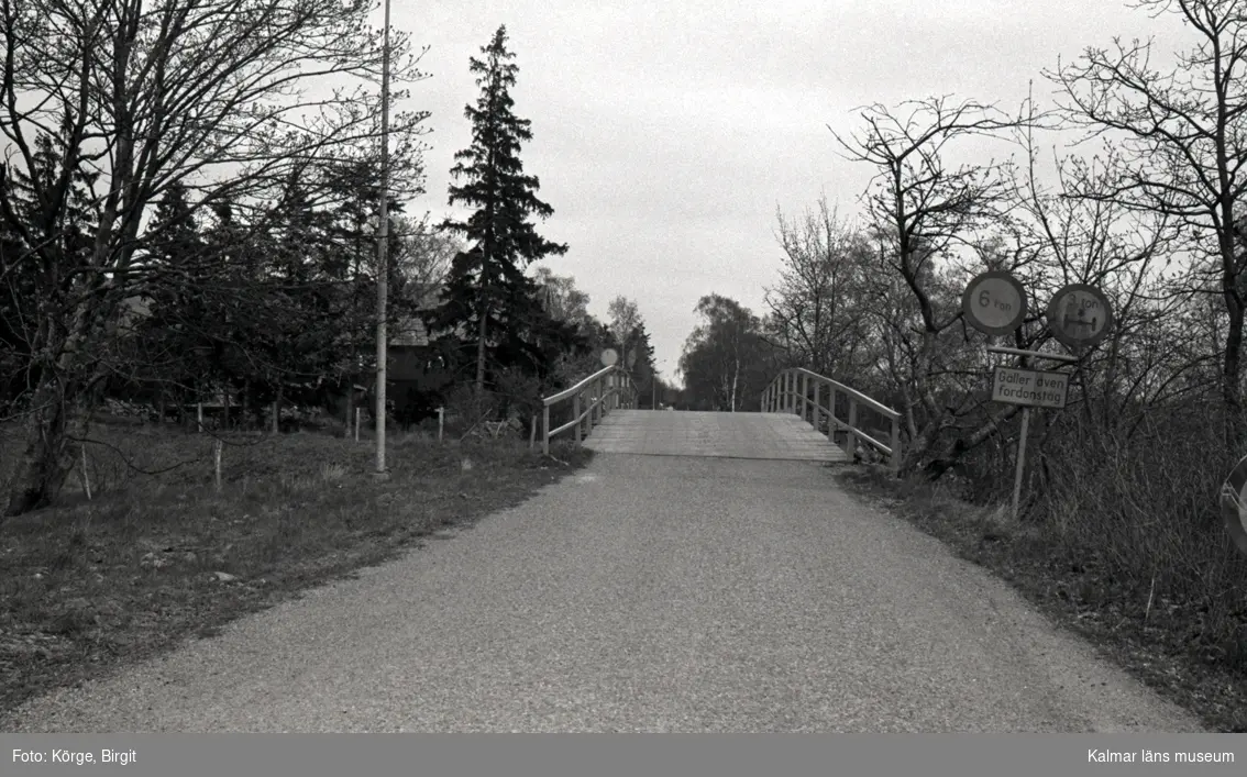 Bro över Sj Läckeby - Rockneby vid Åsarna 1.100 meter väster om riksväg 15 på väg Åsarna - Skammelstorp - Petersborg - Lilla Vångerslätt i Kalmar kommun. Foto, vägmiljö från väster.