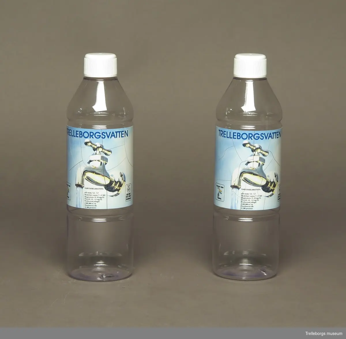 2 plastflaskor som gör reklam för Kommunal Teknik och kommunens goda kranvatten.